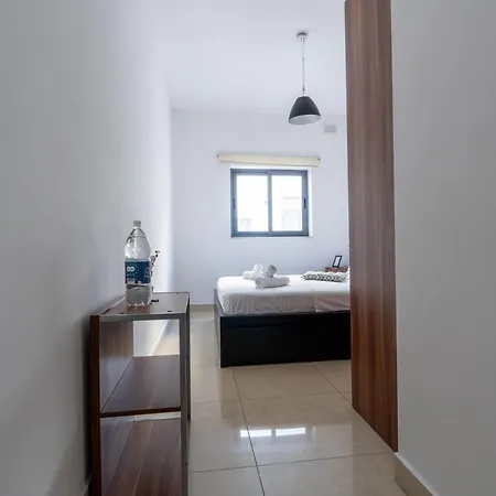 Brightest Room, Shared Bathroom Gzira