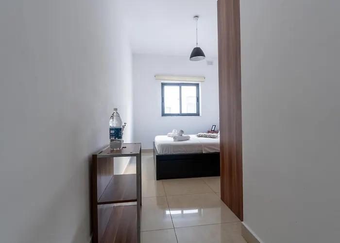 Brightest Room, Shared Bathroom Gzira