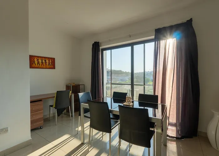 Gazde/Camere de închiriat Brightest Room, Shared Bathroom Gzira